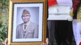 Prabowo pimpin upacara pemakaman Try Sutrisno. (ANTARA FOTO/Hafidz Mubarak A)
