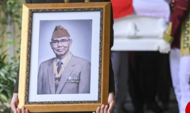 Prabowo pimpin upacara pemakaman Try Sutrisno. (ANTARA FOTO/Hafidz Mubarak A)
