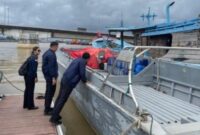 Petugas Bareskrim Polri meninjau kapal pengangkut timah ilegal yang disita di Bangka Selatan. Kapal ini digunakan untuk mengirim timah ke Malaysia dan menjadi barang bukti penyidikan.(Arsip Istimewa) . 