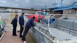 Petugas Bareskrim Polri meninjau kapal pengangkut timah ilegal yang disita di Bangka Selatan. Kapal ini digunakan untuk mengirim timah ke Malaysia dan menjadi barang bukti penyidikan.(Arsip Istimewa) . 