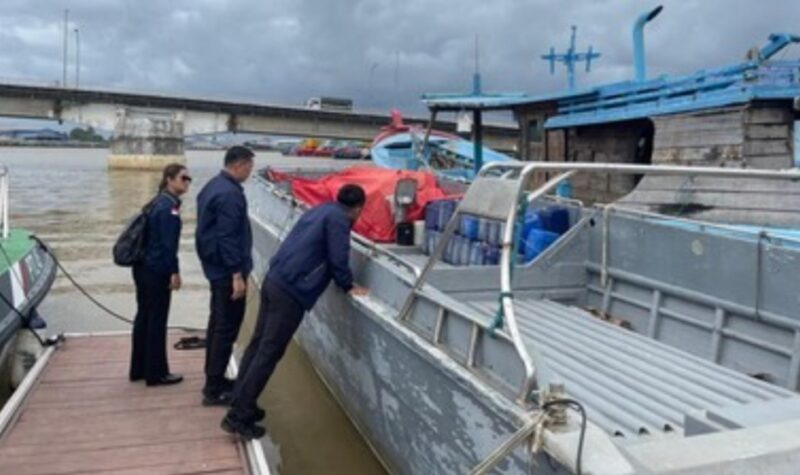 Petugas Bareskrim Polri meninjau kapal pengangkut timah ilegal yang disita di Bangka Selatan. Kapal ini digunakan untuk mengirim timah ke Malaysia dan menjadi barang bukti penyidikan.(Arsip Istimewa) . 