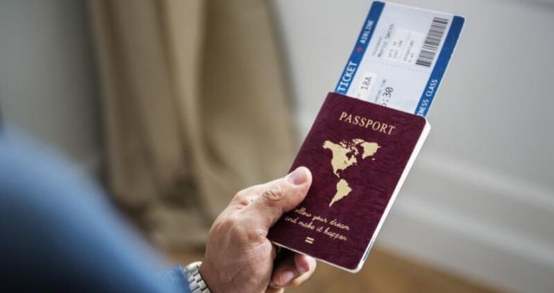 Foto: Ilustrasi Paspor (https://selectinsuregroup.com/travel-insurance/Designed by rawpixel.com / Freepik)


