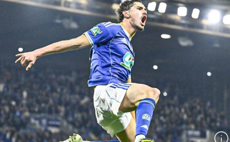 Penyerang Strasbourg Joaquin Panichelli melompat merayakan keberhasilannya mencetak gol ke gawang Reims pada pertandingan perempat final Piala Prancis di Stadion de la Meinau, Strasbourg, Selasa (3/3/2026) waktu setempat. (x.com/RCSA_English)