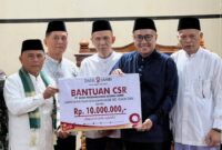 Wali Kota Sungai Penuh, Alfin, menyerahkan bantuan CSR sebesar Rp10 juta untuk pembangunan Masjid Nurul Falah di Desa Kumun Mudik, saat Safari Ramadan, Rabu (4/3/2026).”