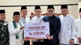Wali Kota Sungai Penuh, Alfin, menyerahkan bantuan CSR sebesar Rp10 juta untuk pembangunan Masjid Nurul Falah di Desa Kumun Mudik, saat Safari Ramadan, Rabu (4/3/2026).”