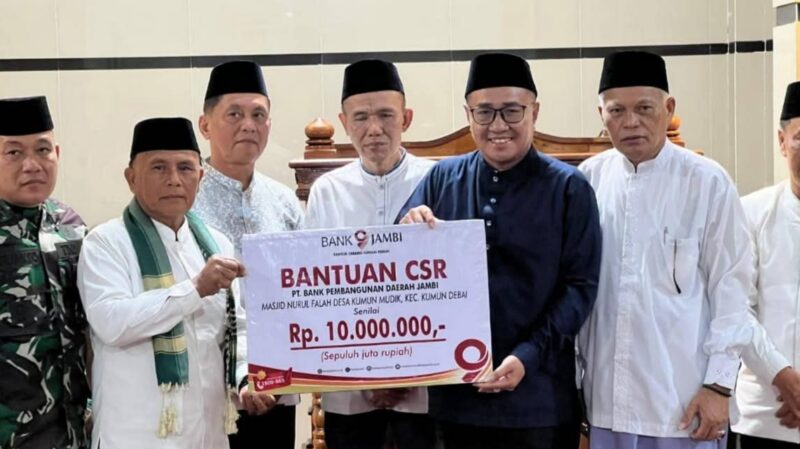Wali Kota Sungai Penuh, Alfin, menyerahkan bantuan CSR sebesar Rp10 juta untuk pembangunan Masjid Nurul Falah di Desa Kumun Mudik, saat Safari Ramadan, Rabu (4/3/2026).”