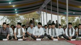 Bupati Solok Selatan H. Khairunas berbuka puasa bersama warga, jajaran Forkopimda, dan tokoh masyarakat, mempererat silaturahmi di bulan Ramadan.