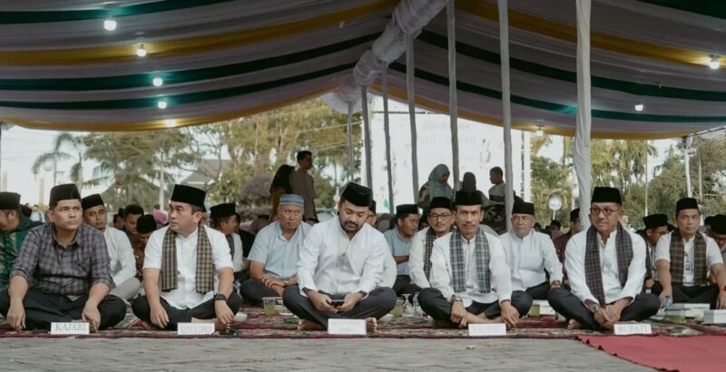 Bupati Solok Selatan H. Khairunas berbuka puasa bersama warga, jajaran Forkopimda, dan tokoh masyarakat, mempererat silaturahmi di bulan Ramadan.