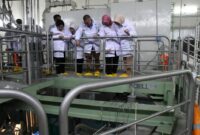 Staf Kemenko Pangan meninjau laboratorium BRIN di Kawasan Nuklir Serpong untuk memastikan pengujian kontaminasi radioaktif pada produk pangan.