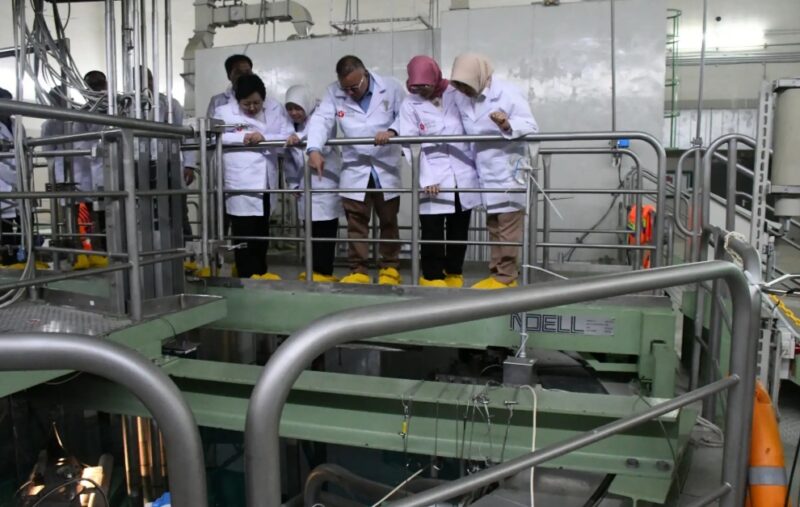 Staf Kemenko Pangan meninjau laboratorium BRIN di Kawasan Nuklir Serpong untuk memastikan pengujian kontaminasi radioaktif pada produk pangan.