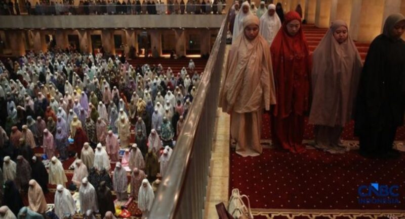 Foto: Umat muslim mengikuti salat Tarawih Ramadan 1447 Hijriah di Masjid Istiqlal, Jakarta, Kamis (19/2/2026). (CNBC Indonesia/Faisal Rahman)

