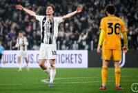 Penyerang Juventus Kenan Ylidiz (kiri) merayakan golnya ke gawang Pisa pada lanjutan Liga Italia 2025/2026 di Stadion Alliamz, Turin. Yildiz membantu timnya menang dengn skor 4-0. (Juventus)