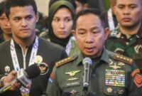 Panglima TNI Jenderal TNI Agus Subiyanto (kanan) memerintahkan pasukan Siaga 1. (ANTARA FOTO/Hafidz Mubarak A).

