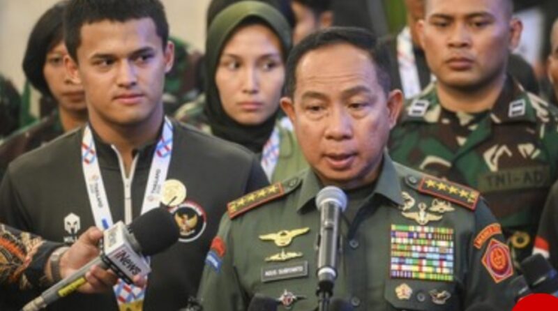Panglima TNI Jenderal TNI Agus Subiyanto (kanan) memerintahkan pasukan Siaga 1. (ANTARA FOTO/Hafidz Mubarak A).

