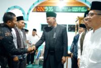 Gubernur Mahyeldi Ansharullah berbincang dengan warga di Masjid Baiturahman Liki, Solok Selatan, saat Safari Ramadhan 2026.