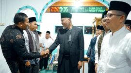 Gubernur Mahyeldi Ansharullah berbincang dengan warga di Masjid Baiturahman Liki, Solok Selatan, saat Safari Ramadhan 2026.