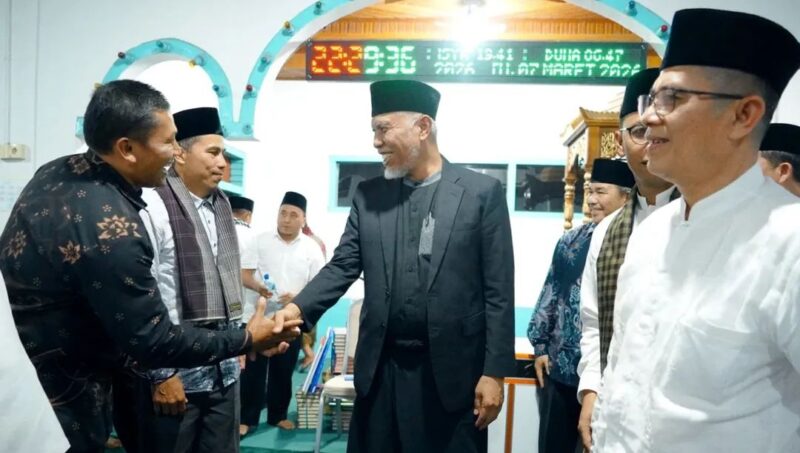 Gubernur Mahyeldi Ansharullah berbincang dengan warga di Masjid Baiturahman Liki, Solok Selatan, saat Safari Ramadhan 2026.