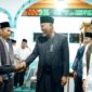 Gubernur Mahyeldi Ansharullah berbincang dengan warga di Masjid Baiturahman Liki, Solok Selatan, saat Safari Ramadhan 2026.