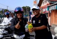 Pengurus DPD IWOI Sungai Penuh–Kerinci saat membagikan paket takjil kepada masyarakat dalam kegiatan berbagi di bulan Ramadhan.