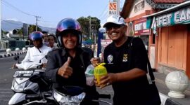 Pengurus DPD IWOI Sungai Penuh–Kerinci saat membagikan paket takjil kepada masyarakat dalam kegiatan berbagi di bulan Ramadhan.