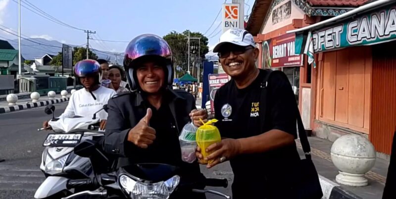 Pengurus DPD IWOI Sungai Penuh–Kerinci saat membagikan paket takjil kepada masyarakat dalam kegiatan berbagi di bulan Ramadhan.