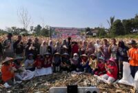 Camat Kecamatan Air Hangat Barat hadir mendukung panen raya jagung di desa.